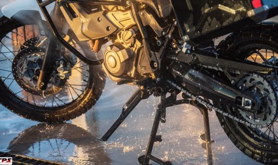 Nettoyer sa moto en station de lavage, c'est possible ! nettoyer sa moto